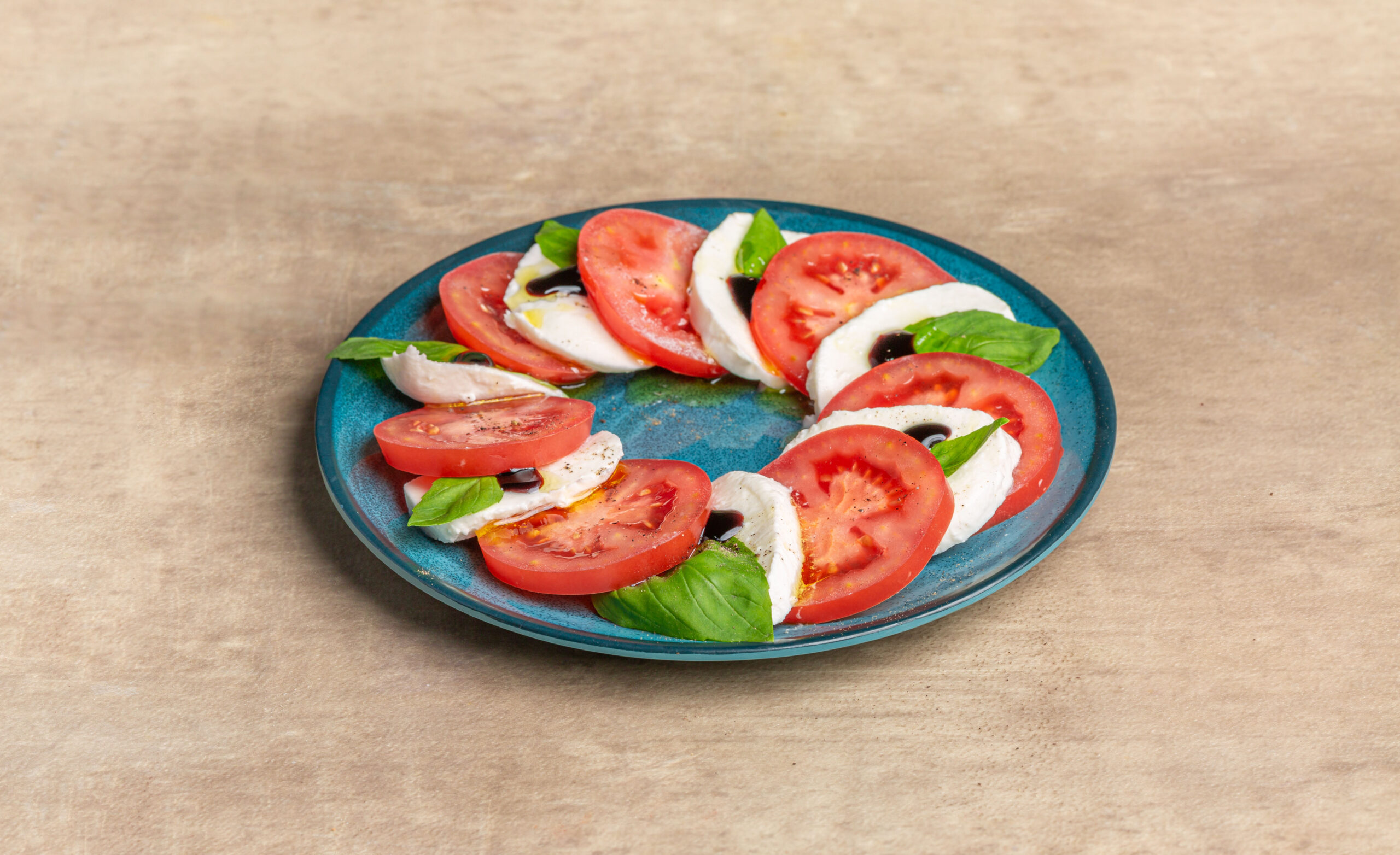 קפרזה עם עגבניות וגבינה