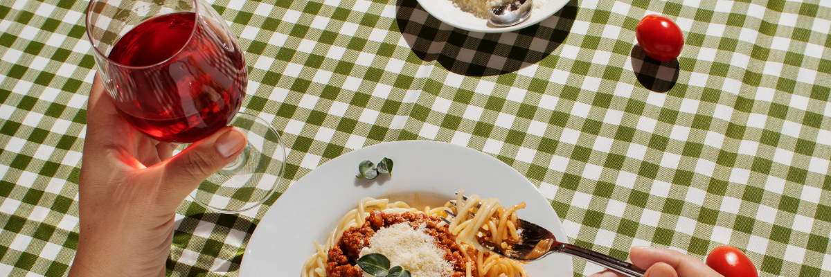 באנר עמוד מועדון לקוחות, ארוחה איטלקית על מפה בצבע ירוק