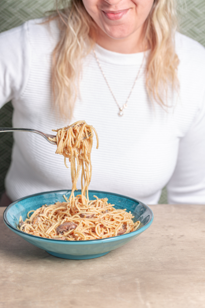 תמונה עמוד צור קשר, מישהי אוכלת פסטה