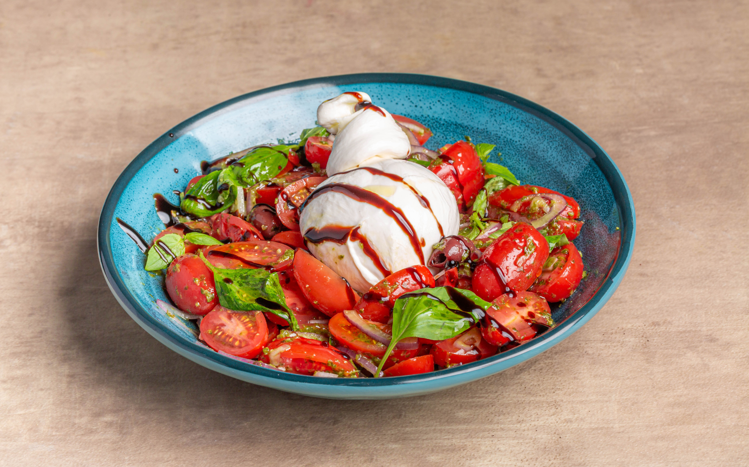 סלט בוראטה עם עגבניות שרי